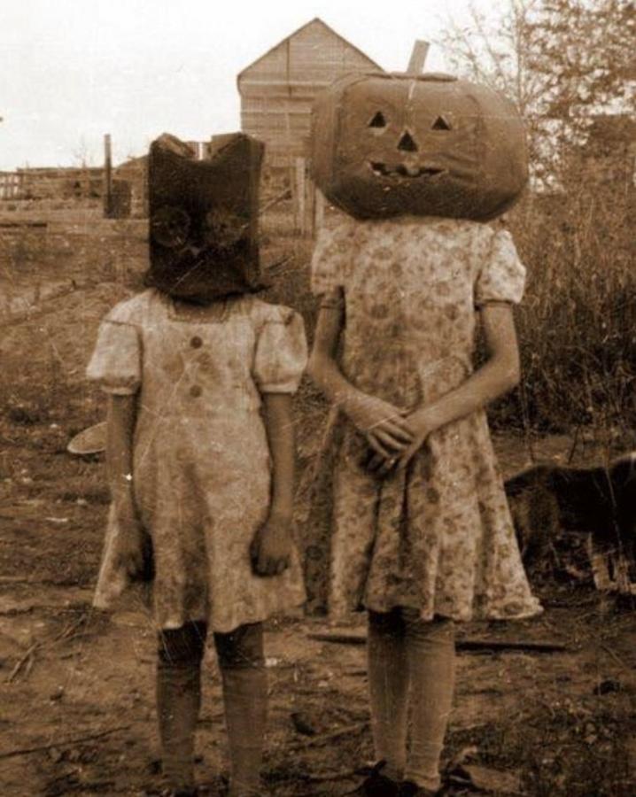Click image for larger version

Name:	Halloween-in-the-1930s.jpeg
Views:	1
Size:	86.1 KB
ID:	51866